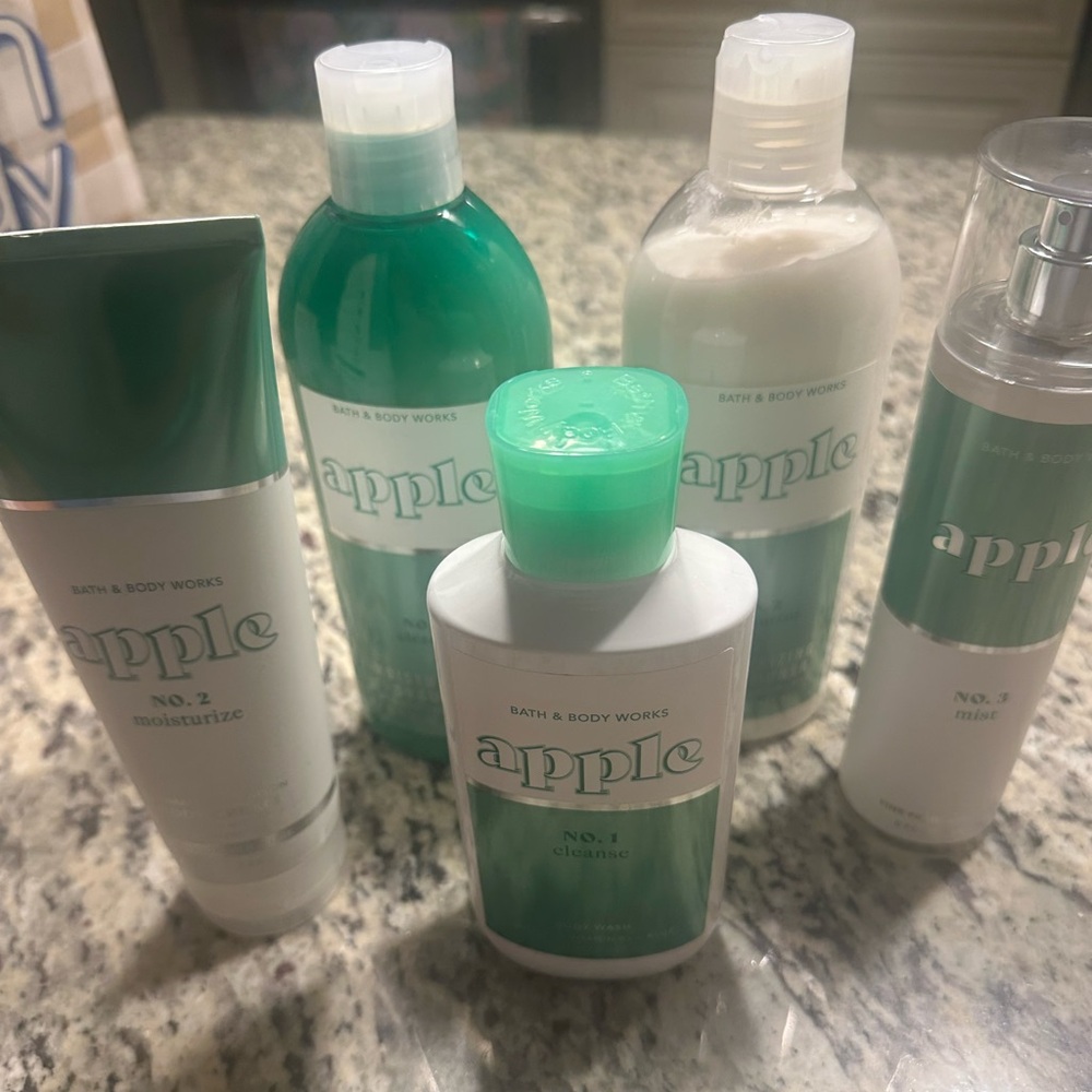 🍏 BBW Bath & Body Works Apple 5 piece gift set Shampoo Body Wash Mist Cream
